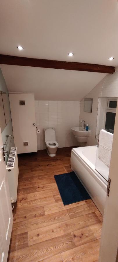 Villa Victorian Semi Detached House Behind The High Street Newton-le-Willows Esterno foto