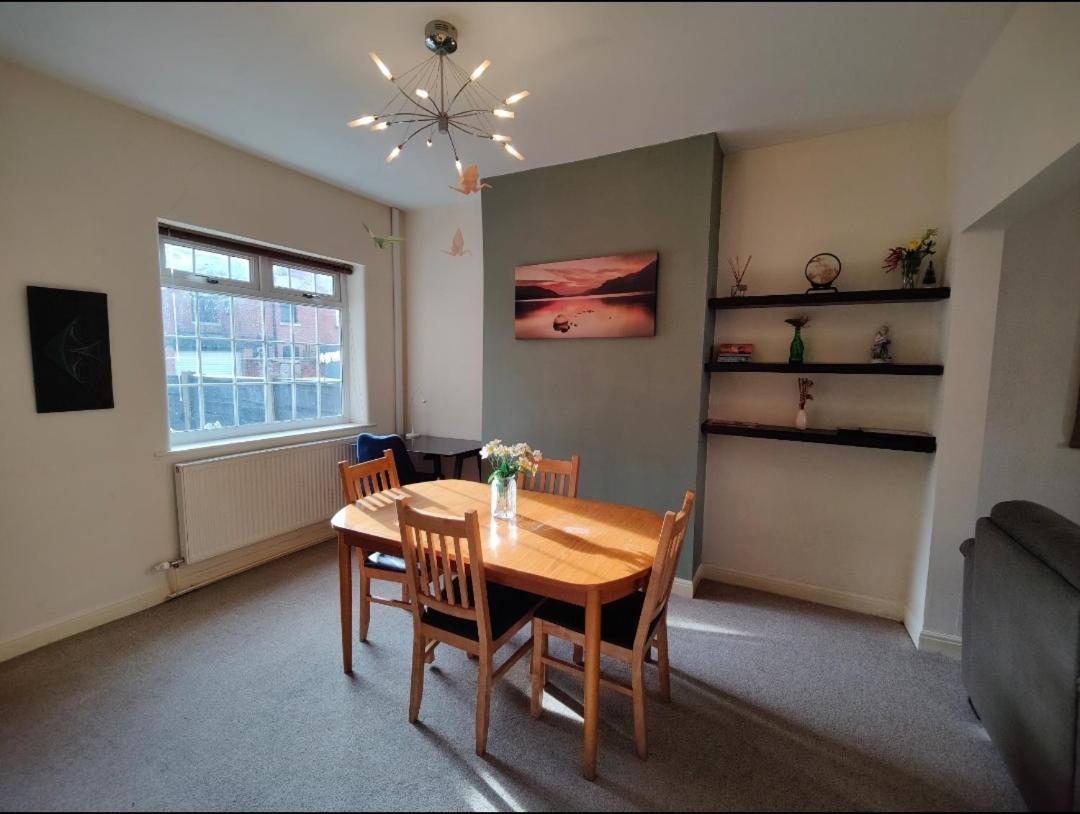 Villa Victorian Semi Detached House Behind The High Street Newton-le-Willows Esterno foto