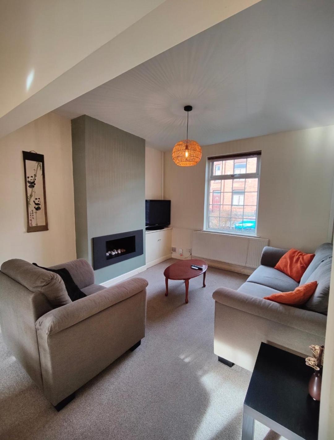 Villa Victorian Semi Detached House Behind The High Street Newton-le-Willows Esterno foto