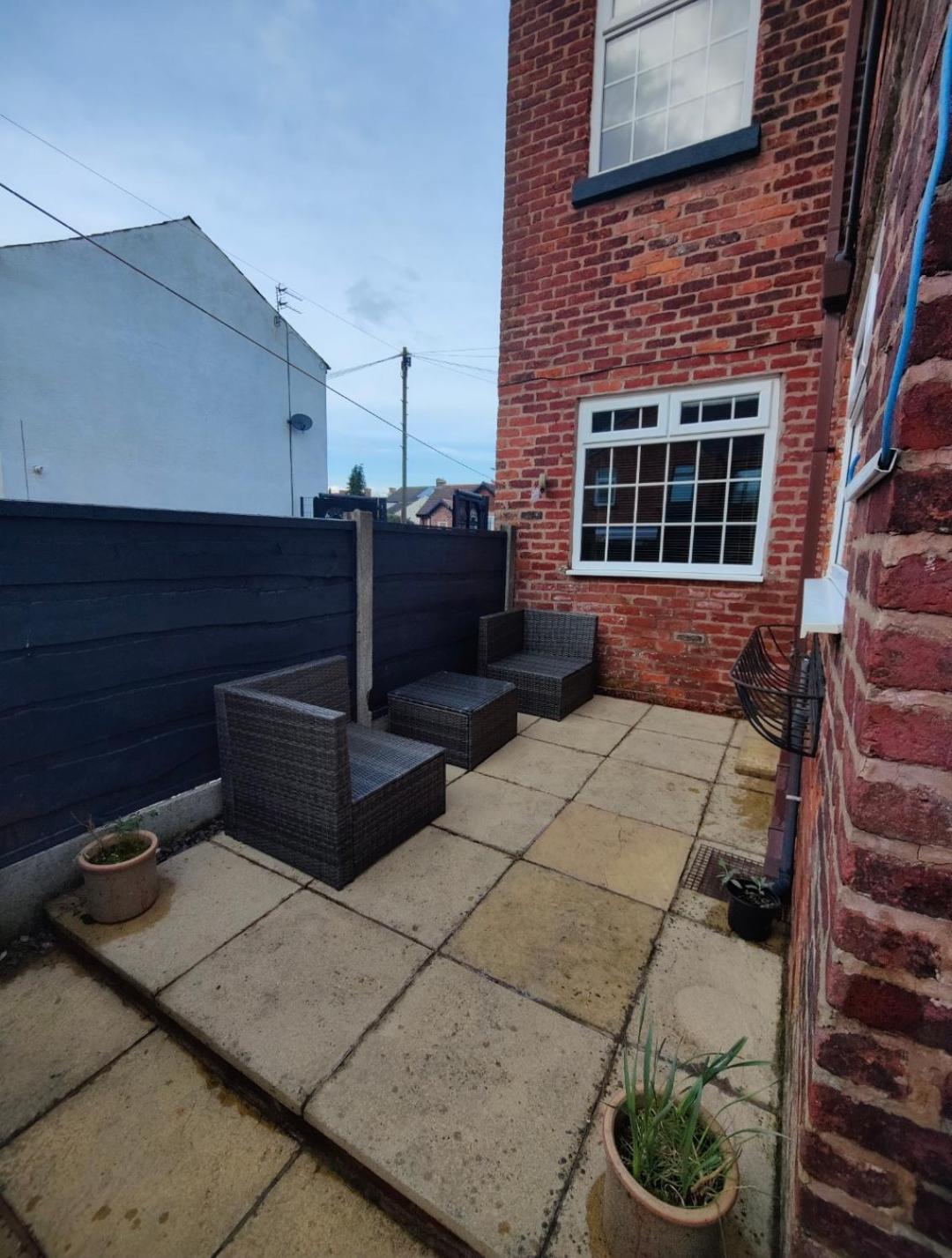 Villa Victorian Semi Detached House Behind The High Street Newton-le-Willows Esterno foto